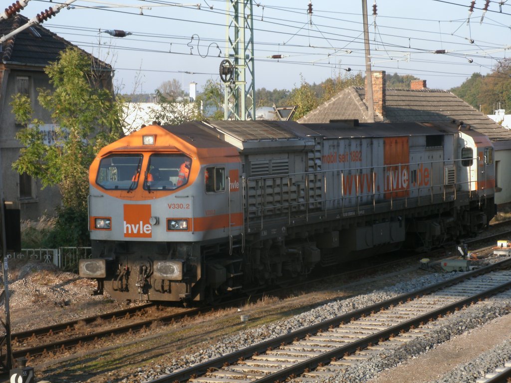 Der hvle-Tiger V330.2,am 22.Oktober 2011,neben dem ehmaligen Kleinbahnhof in Bergen/Rgen.