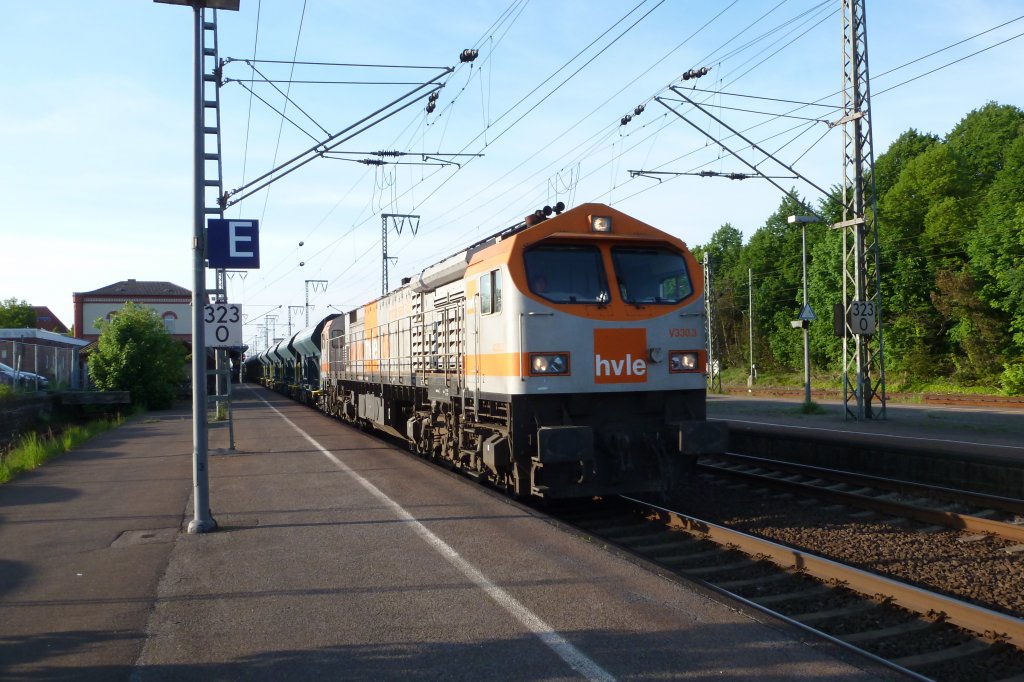 Der hvle Tiger V330.3 fuhr am 26.05.2012 mit einem Kieszug durch den Bahnhof Leer gen Osten.