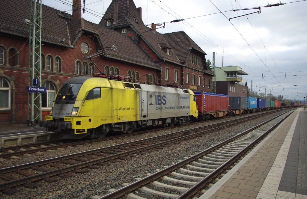 Der IBS-Taurus (ES 64 U2-096) hat auch schon einmal schnere Zeiten gesehen. Hier in Eichenberg in Fahrtrichtung Sden am 10.04.2010.