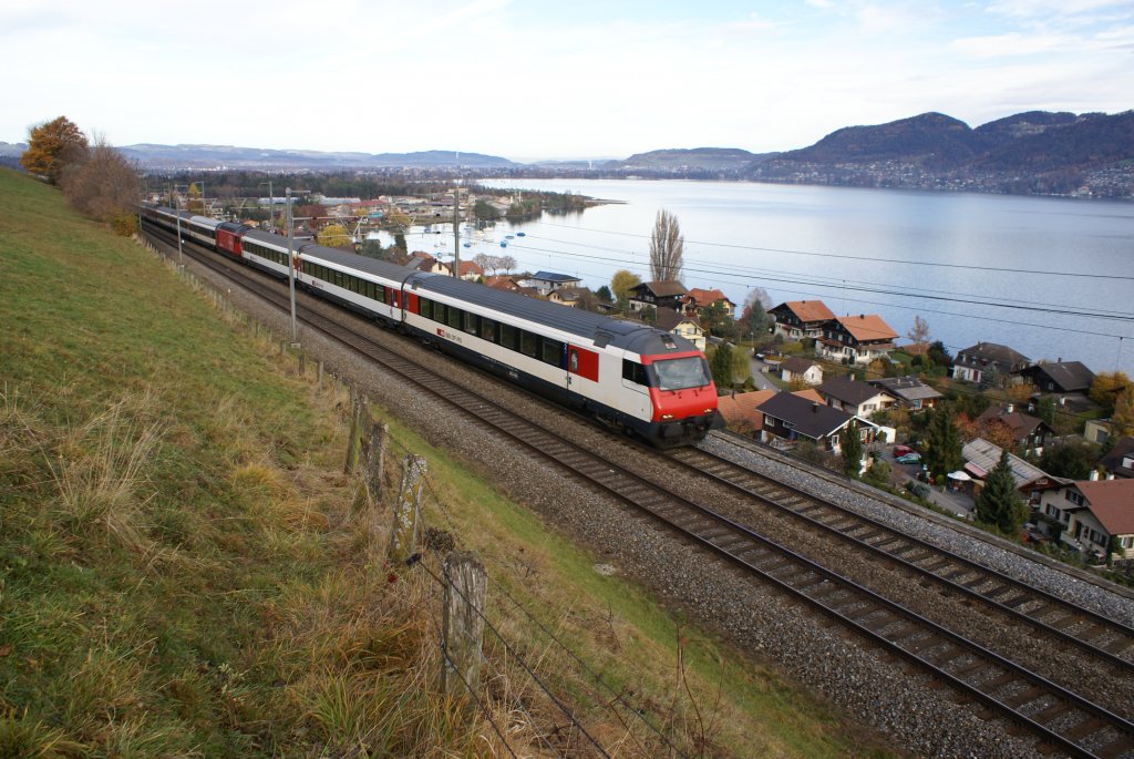 Der IC 1063 fhrt am 14.11.09 von Thun Richtung Spiez.