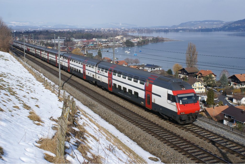 Der IC 1067 ist am 20.2.10 auf dem Weg von Thun Richtung Spiez. Das Bild entstand in Einigen. 