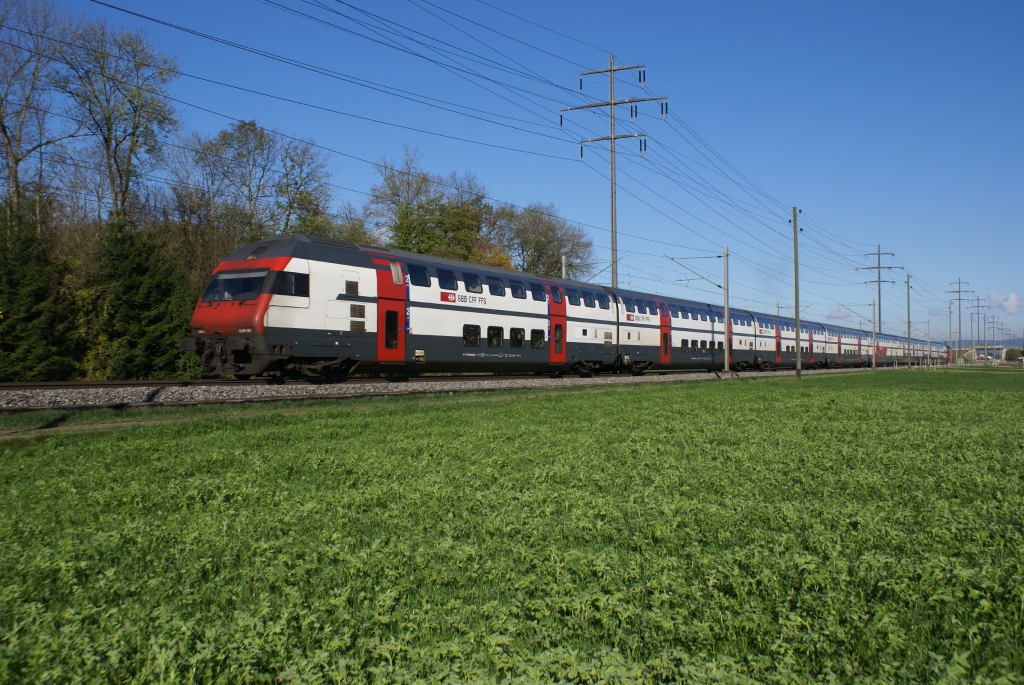 Der IC 1067 fhrt am 21.10.10 von Wichtrach Richtung Kiesen.