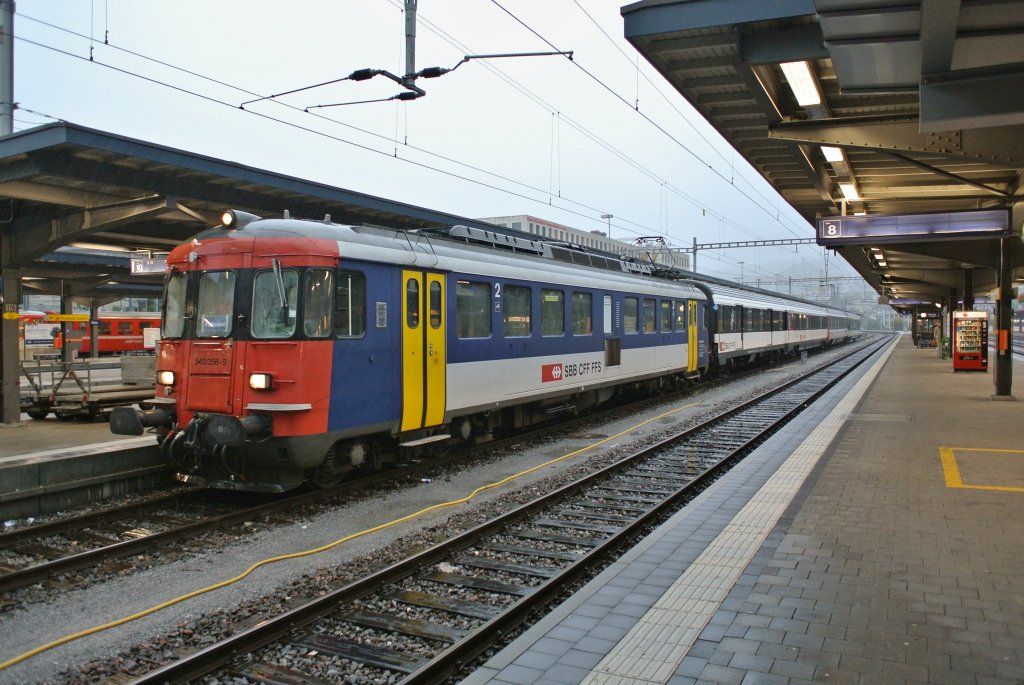 Der IC 10759 wurde heute ausnahmsweise durch einen RBe 540 gezogen; im Bild ist der RBe 540 056-9 an der Spitze dieses bunten Zuges im Bahnhof Chur. Angehngt sind 4 verschiedenen Wagentypen, 15.10.2012.