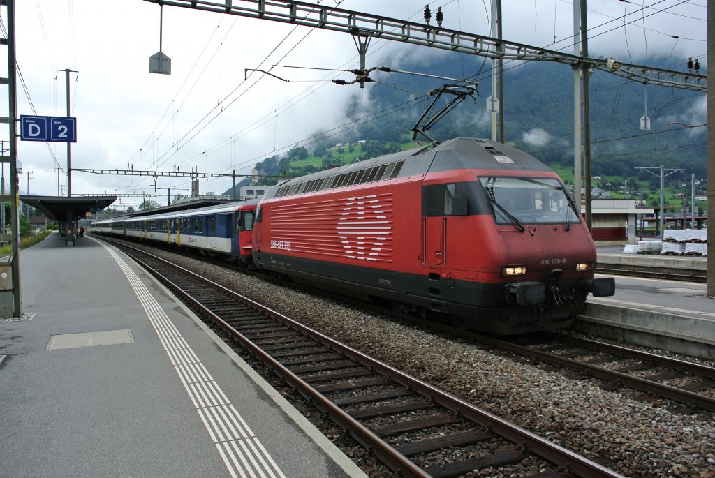 Der IC 10761 wurde heute ausnahmsweise mit einer Re 460 gefhrt: Re 460 078-9, dahinter ein 3-teiliger EWI NPZ Pendel (zuvorderst der BDt EWI 50 85 82-33 987-7), welcher jeweils Samsatags mittels diesem Zug nach Chur berfhrt wird, dahinter die planmssige 4-teilige Komp, Sargans, 21.07.2012.