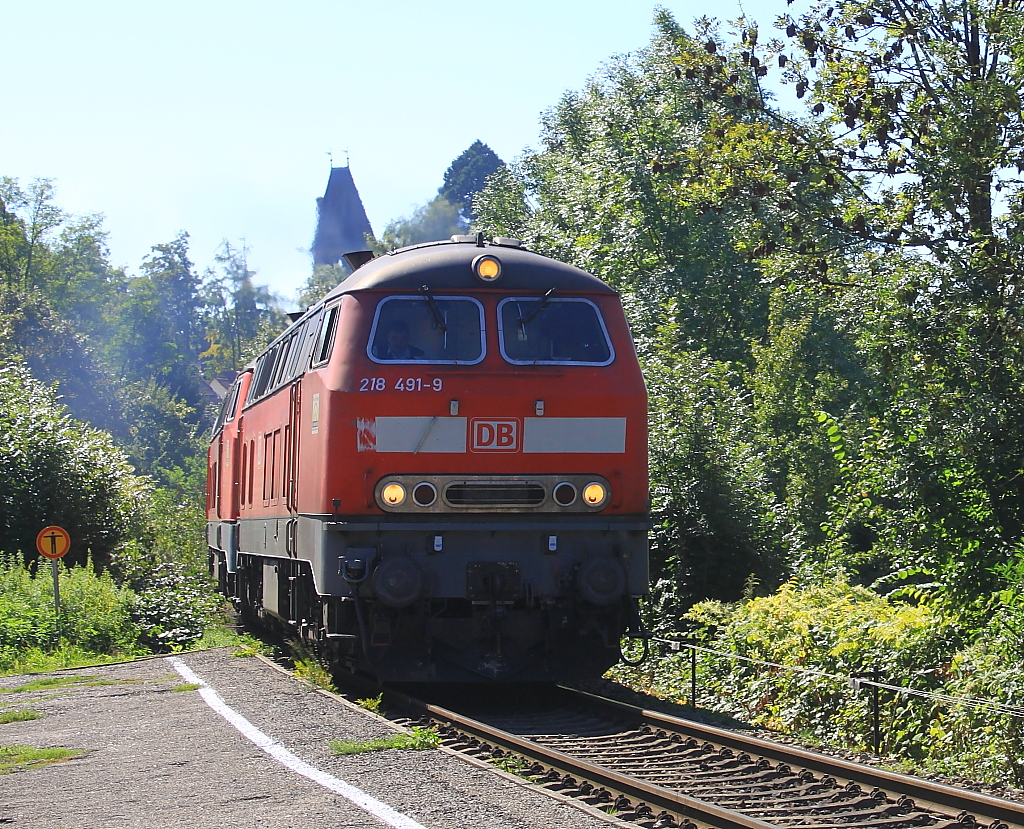 Der IC 118 Salzburg hbf - Mnster Westf. Hbf hat gerade Lindau verlassen, dort bernahmen 218 491 und eine weitere 218 den IC der von einem Taurus nach Lindau gebracht wurde, hier durchfhrt er gerade Lindau-Aeschach (10.09.2011)