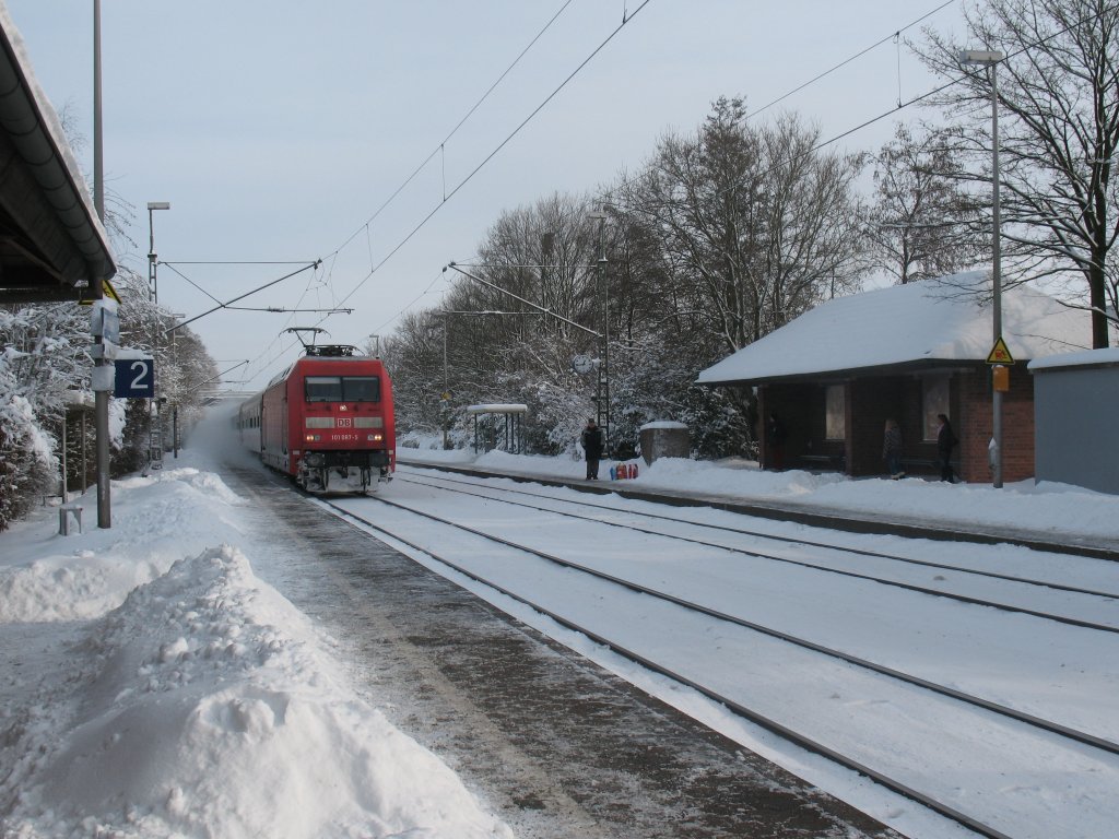 Der Ic 132 von Norddeich Mole nach Luxembourg bei der Durchfahrt von B�sensell. 25.12.2010