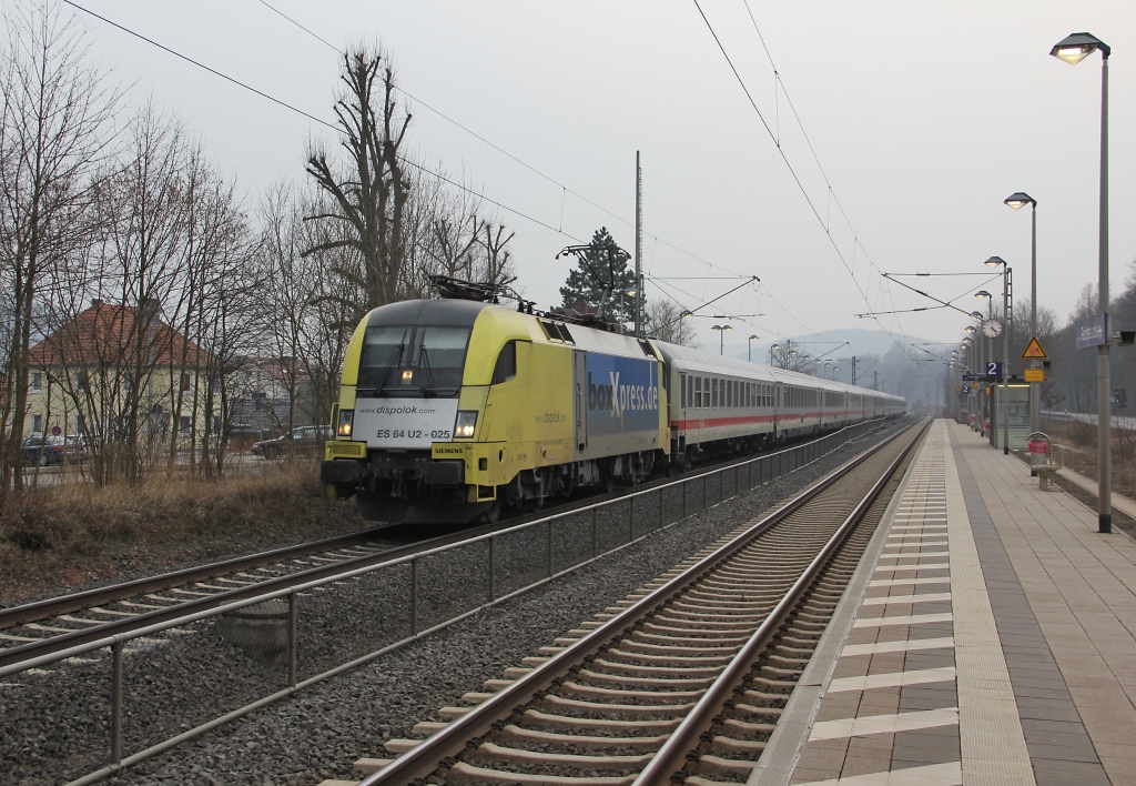 Der IC 2082 nach Norden wurde am 29.03.2013 von 182 525 (ES 64 U2-025) bespannt. Aufgenommen in Wehretal-Reichensachsen.