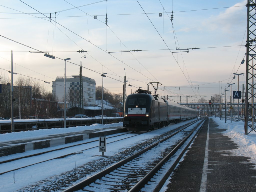 Der Ic 2083 von Hamburg nach Berchtesgaden bei der Einfahrt in den Bahnhof Freilassing. 04.01.2011