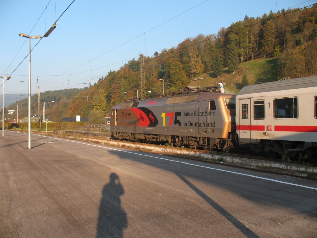 Der Ic 2083 Knigsee von Hamburg nach Berchtesgaden mit der Werbelok 175 Jahre Eisenbahn in Deutschland in Berchtesgaden. 12.10.2010