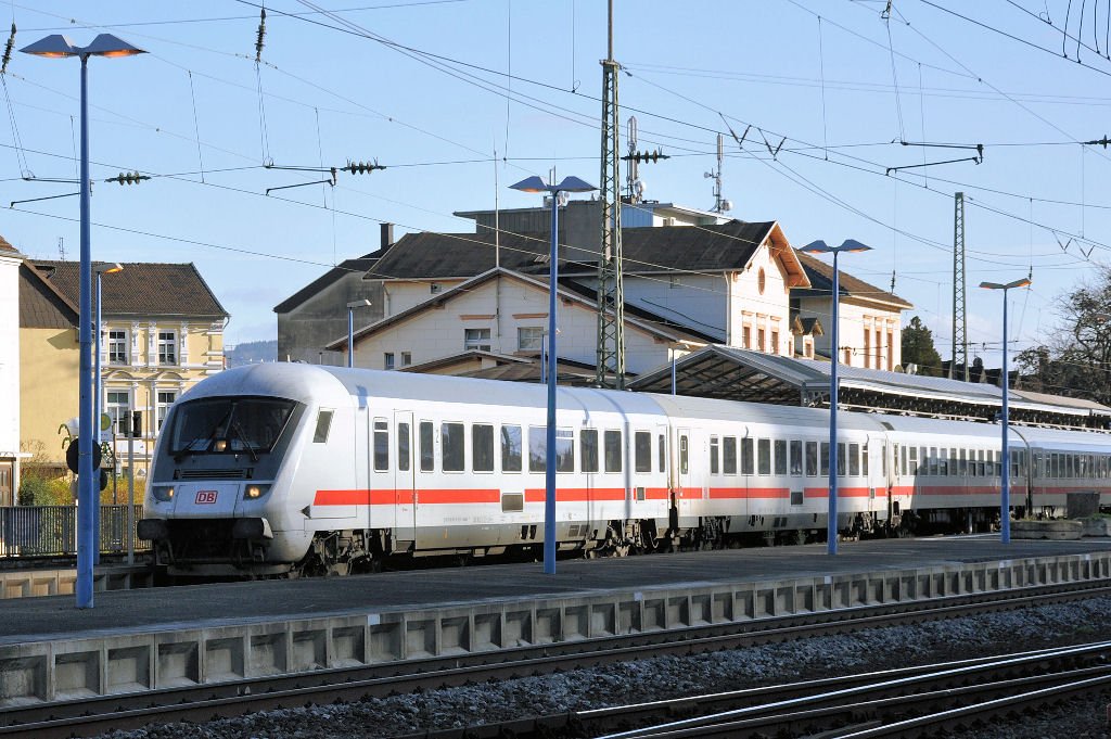 Der IC 2114 durchfhrt den Bahnhof Remagen Richtung Kln - 04.12.2009