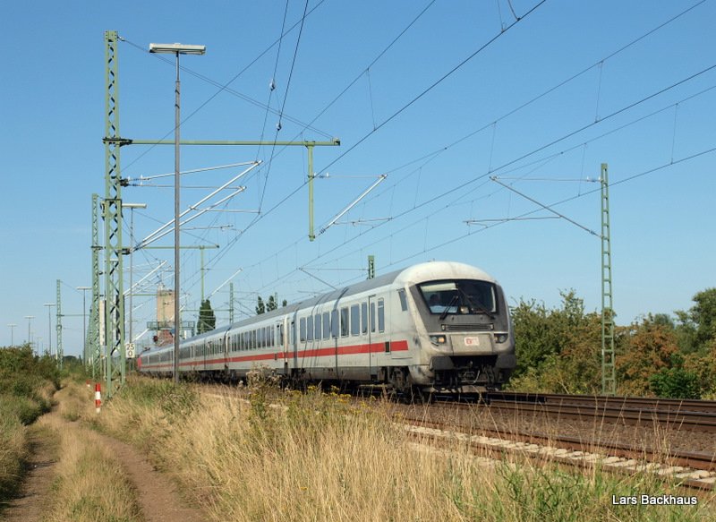 Der IC 2121 Puttgarden - Frankfurt (M) Hbf, welcher zwischen Puttgarden und Hamburg Hbf Planmig von der Baureihe 218 bespannt wird passiert hier gerade die sdliche Bahnhofsausfahrt von Bad Oldesloe auf dem Weg nach Hamburg Hbf. Hinten schiebt 218 321-8. Aufgenommen am 19.08.09.