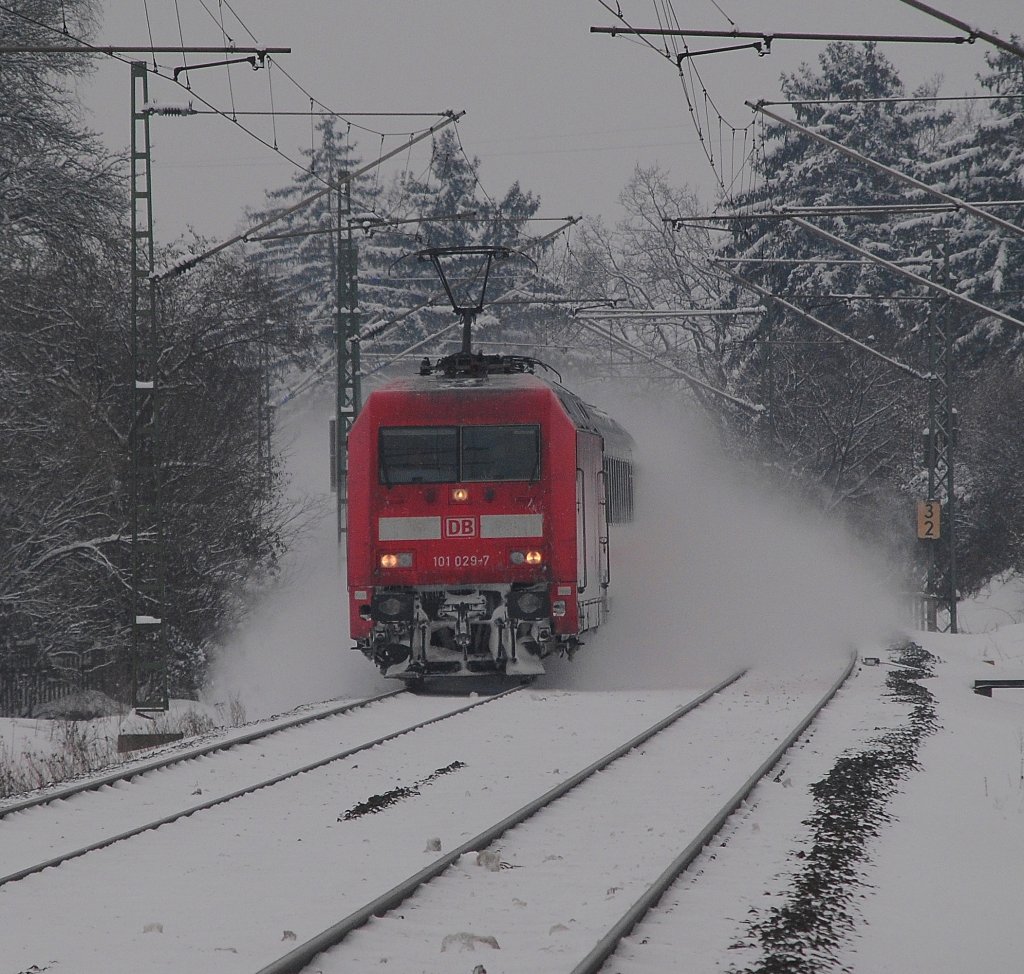 Der IC 2208 fuhr am 27.12.2010 als Sandwich mit 101 029 und 101 069 auf der Frankenwaldbahn mit ca. 10 min durchs Land.