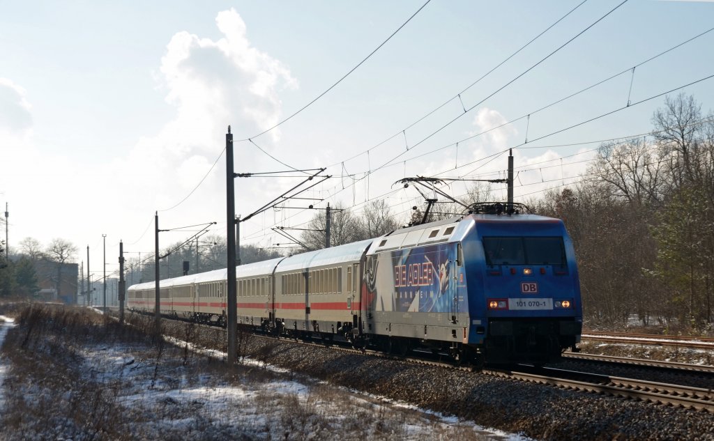 Der IC 2208 war am 10.02.13 mit der Adler Mannheim-Lok 101 070 bespannt. Hier eilt der IC durch Burgkemnitz seinem Ziel Berlin entgegen.