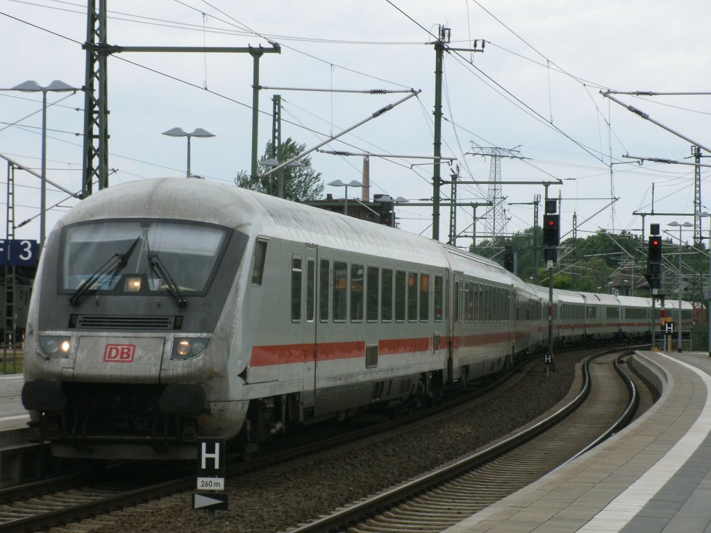 Der IC 2213 aus Binz nach Stuttgart schlngelte sich,am 28.Mai 2011,in den Schweriner Hbf.