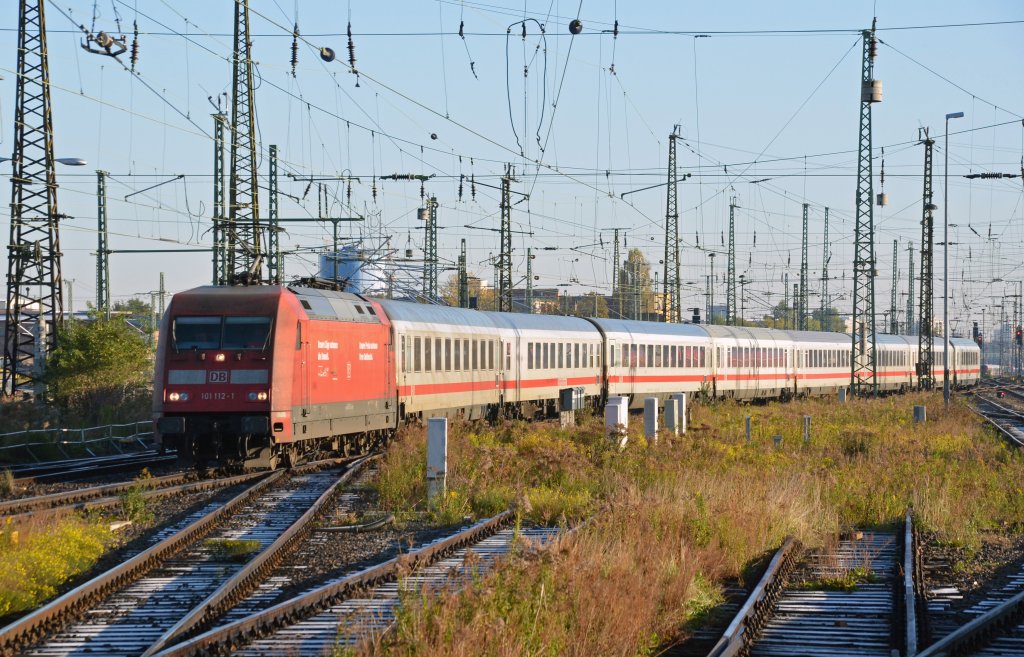 Der IC 2304 erreicht am 15.10.11 den Leipziger Hbf. Whrend hinten eine unbekannte 101 schiebt, zieht 101 112 ihren Zug durch das Gleisvorfeld.