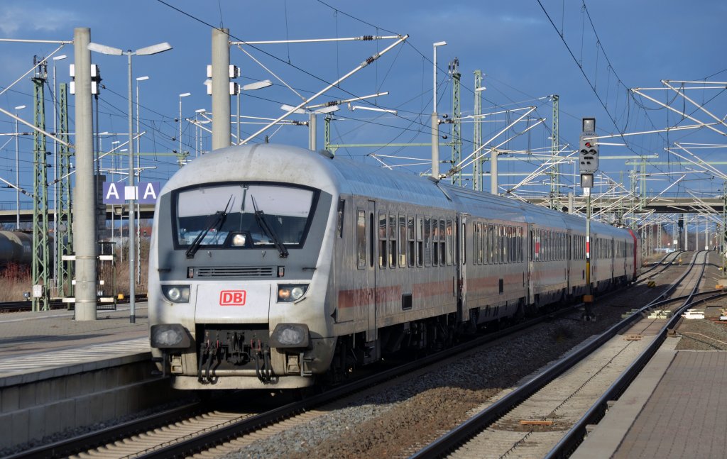 Der IC 2356 erreicht am 30.12.12 Bitterfeld. Nach kurzem Halt ging die Fahrt weiter Richtung Halle(S).