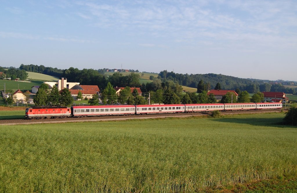 Der IC 501 gezogen am 12.06.2010 von einer 1144 hat Wartberg/Kr.
schon fast erreicht.
