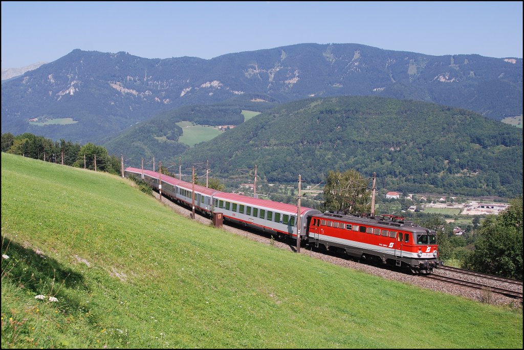 Der IC 559 von Wien Meidling nach Graz wurde am 24.08.2011 von der 1142 688 bespannt. Auf diesem Bild ist sie kurz vor Eichberg zu sehen. 