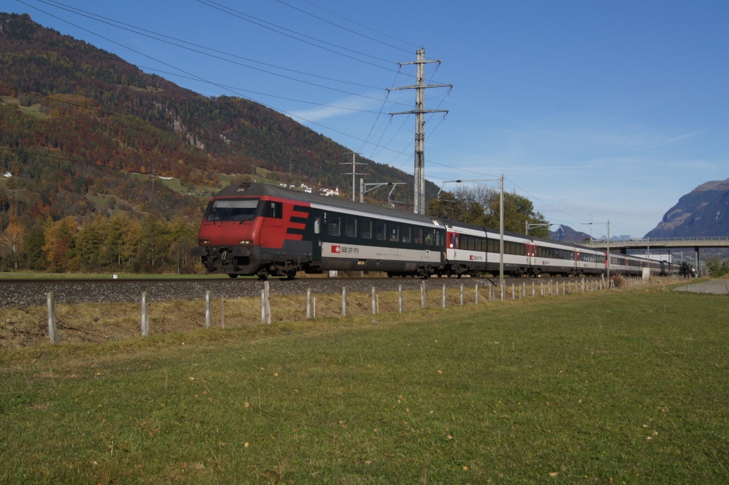 Der IC 561 mit einem Zusatzmodul an der Spitze befindet sich am 30.10.11 in Igis.