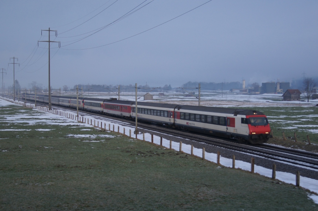 Der IC 561 nhert sich am 30.12.10 Bilten. 