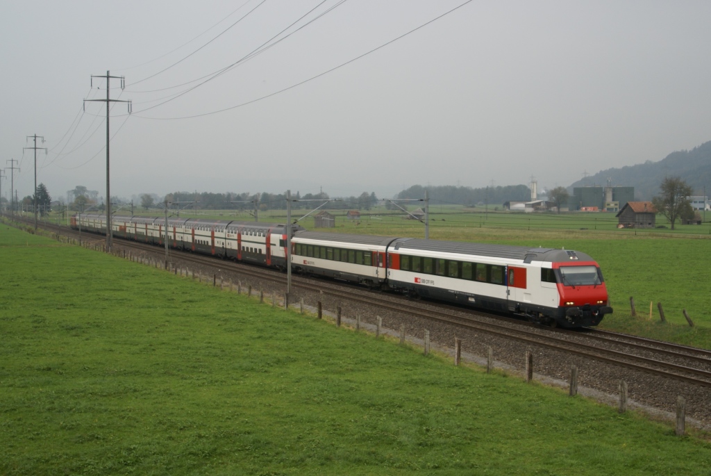 Der IC 565 fhrt am 13.10.10 von Reichenburg Richtung Bilten.