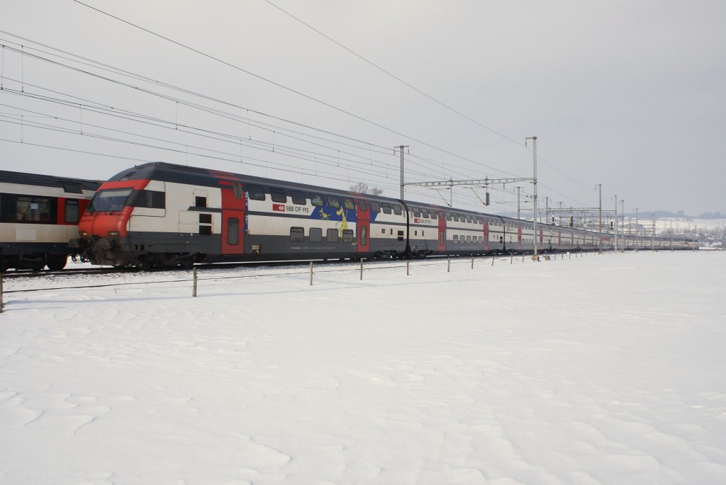Der IC 720 lsst am 13.2.10 Romont hinter sich. Im Hintergrund hat sich auch noch ein IR nach Luzern ins Bild geschlichen.