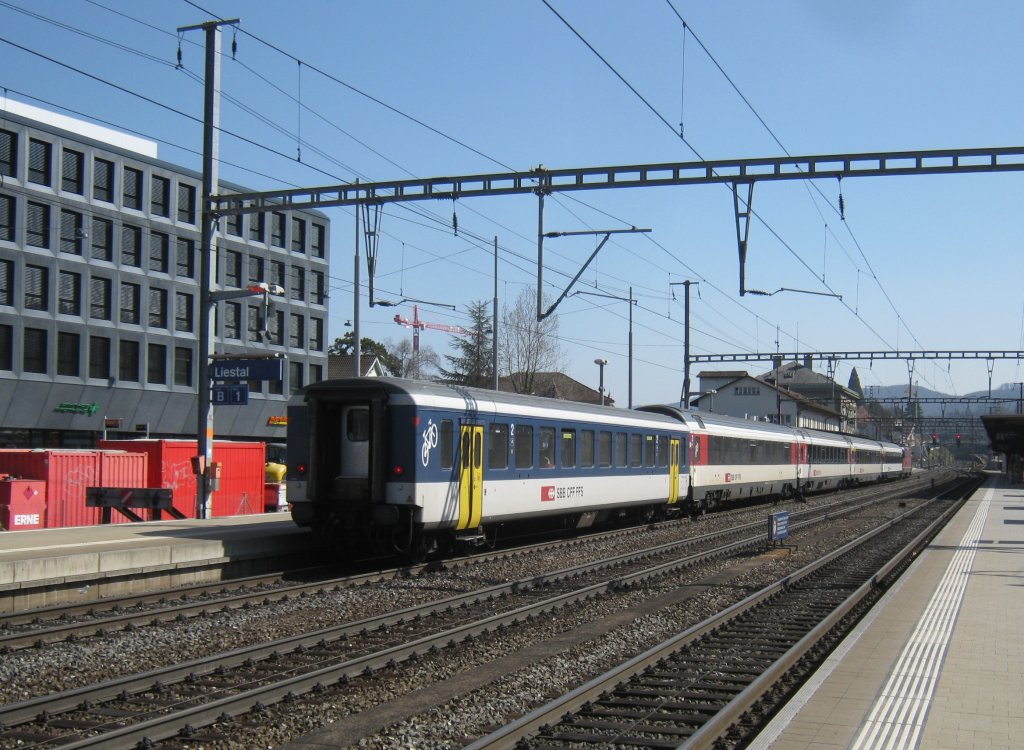 Der IC 775 bei Durchfahrt in Liestal. Am Schluss des Zuges ist der Bpm51 durch einen B EWI NPZ ersetzt worden. Bei diesem Regio-Wagen handelt es sich um den 50 85 20-35 300-6, 21.03.2012.