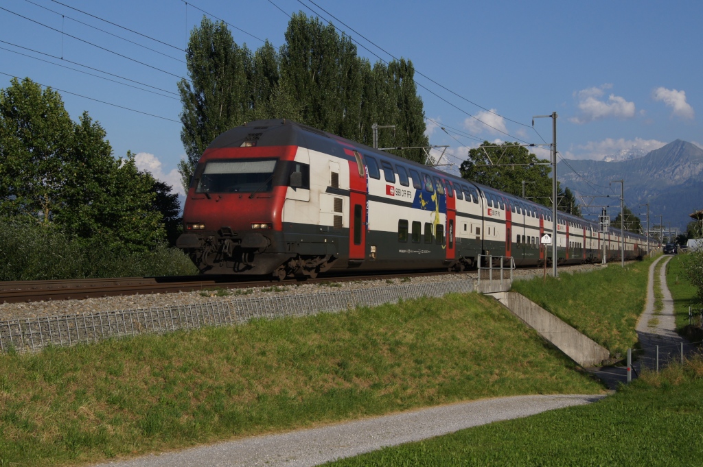 Der IC 839 befindet sich am 30.8.11 in Einigen.