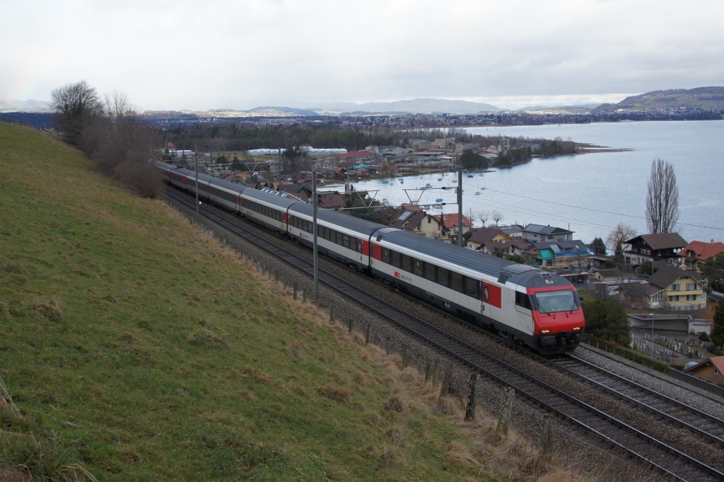 Der IC 967 befindet sich am 22.1.12 zwischen Einigen und Spiez.