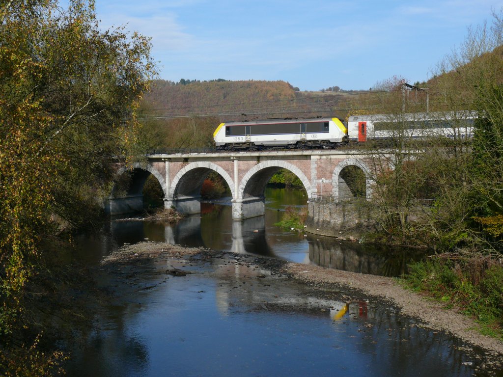 Der IC A Eupen - Ostende mit 1353 als Zuglok berquert eine der zahlreichen Brcken im Wesertal zwischen Welkenraedt und Lttich, hier aufgenommen am 31/10/2009 bei Goffontaine.