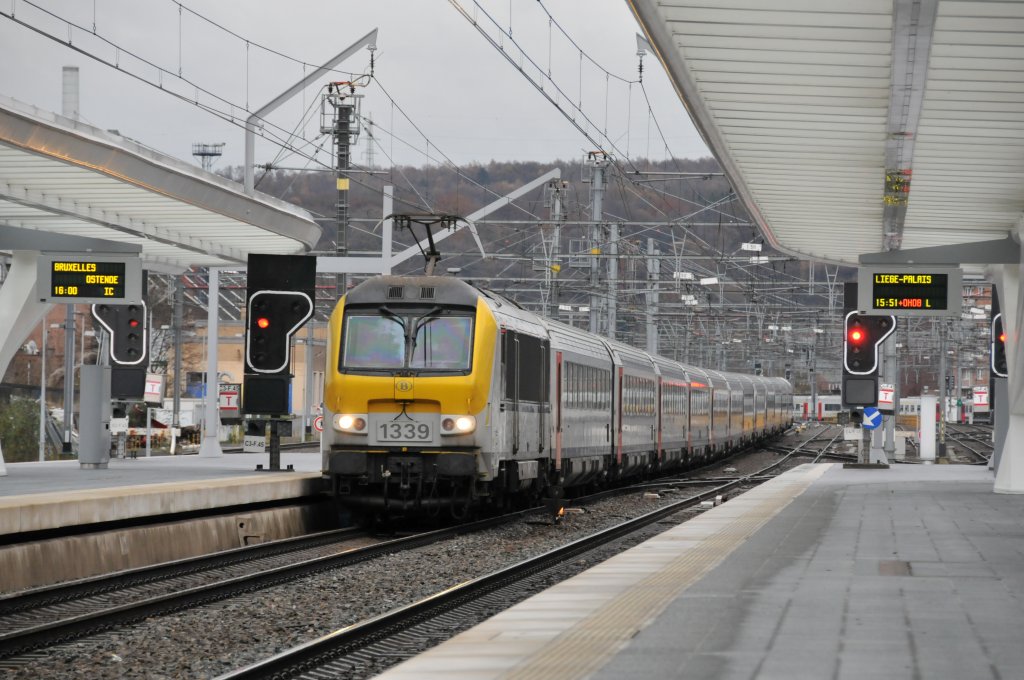 Der IC A Eupen - Oostende erreicht soeben mit Lok 1339 an der Spitze den Bhf Lige-Guillemins. Aufgenommen am 14/11/2010.