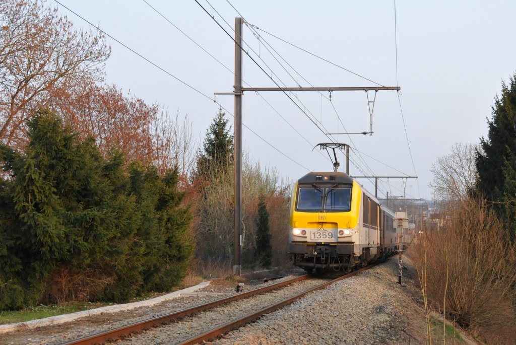 Der IC A Eupen - Oostende verlsst pnktlich um 19.12 Uhr den Bahnhof Eupen, und befindet sich hier in der kleiner Steigung am B Buschbergerweg auf dem eingleisigen Stck, das im alten Bahnhof Herbesthal auf die Linie 37 (Hergenrath - Lttich) trifft. Aufgenommen am 27/03/2011.