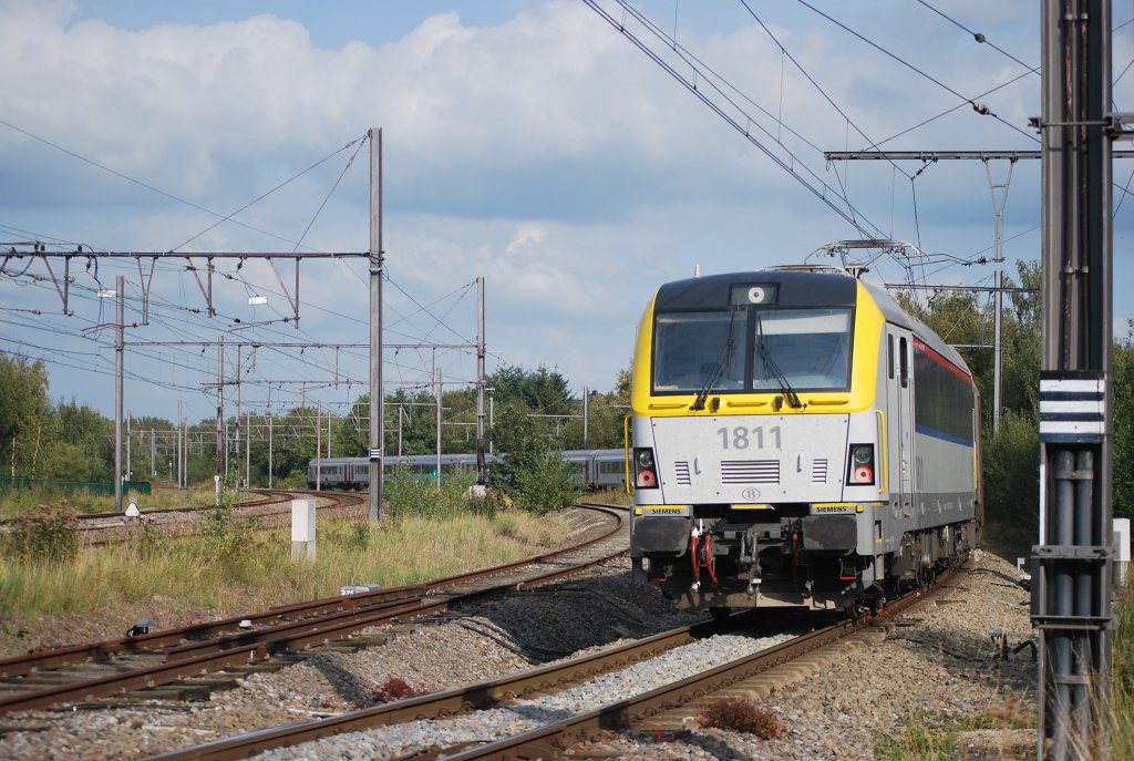 Der IC-A-Zug nhert sich dem Bhf Welkenraedt (mit Elektrolok 1811  EuroSprinter )(23.09.11)