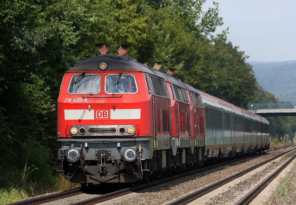 Der IC in auf der Fahrt nach Friedrichshafen. An diesem Tag fuhren auerplanmig drei 218. Aufgenommen im Bahnhof Friedrichshafen-Flughafen am 2.8.12.