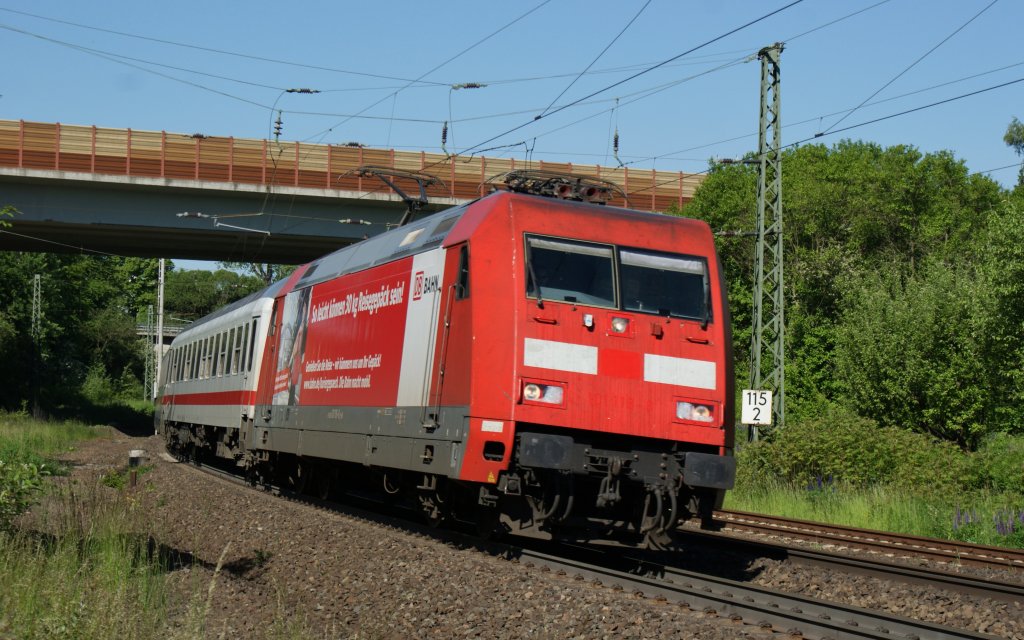 Der IC mit 101 118-8 fast ohne sichtbare Nummer hinter Fulda am 06.06.2013.