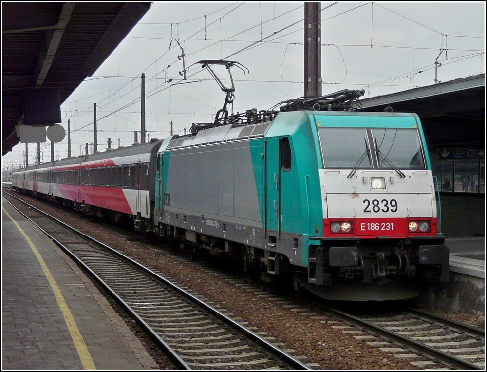 Der IC nach Amsterdam mit der TRAXX 2839 stand am 06.02.2011 im Bahnhof Bruxelles Midi und konnte nicht fahren, da es an diesem Tag eine Strompanne auf dem niederlndischen Netz gab. (Hans)