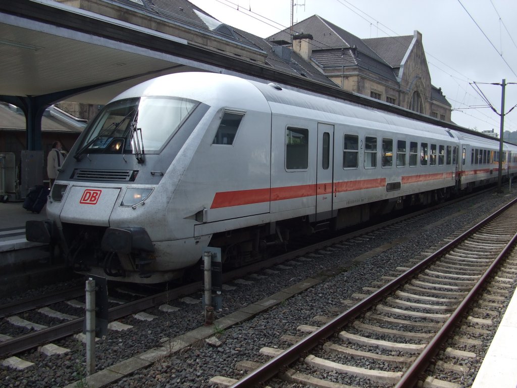 Der IC-Steuerwagen der Bauart Bimdzf 271 ist gerade mit dem InterCity 2141 aus Kln in den Bielefelder Hauptbahnhof eingefahren und macht sich nach einem kurzen Zwischenstopp auf den Weg nach Leipzig. Am Zugschluss lief Baureihe 101 024-8. Aufgenommen am 17.08.2010.