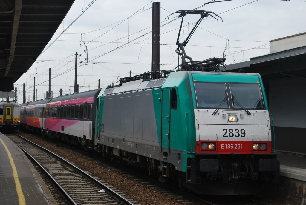 Der IC-Zug nach Amsterdam steht am 2. Juni 2012 im Br�sseler S�dbahnhof (Bruxelles-Midi) abfahrtbereit. (Traxx-Lok der SNCB und IC-R-Wagen der NS).