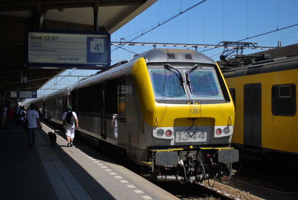 Der IC-Zug nach Brssel wartet im Bhf Maastricht auf Abfahrt (Juli 2008).