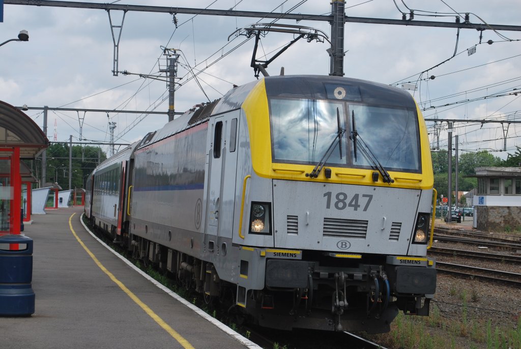 Der IC-Zug nach Bruxelles-Midi (Brüssel Südbf) wartet im Bahnhof Visé auf Abfahrt. Juli 2012.