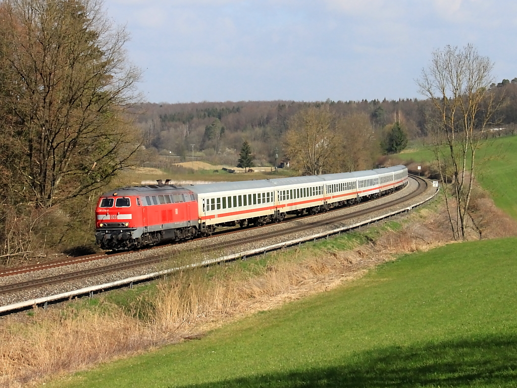 Der IC1219 fuhr im Winter 2011/2012 den Skizug Frankfurt-St.Anton, auf dem Teilstck Ulm-Friedrichshafen-Lindau wurde er von einer 218 gezogen. Hier kurz vor Meckenbeuren, im Winterfahrplan 2012/2013 ist der Zug nicht mehr im Fahrplan. 31.03.2012