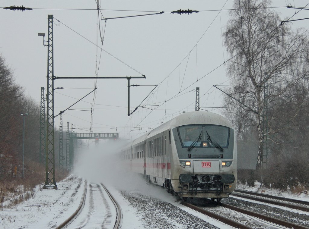 Der IC1918 (Aachen-Berlin Ostbf.) mit +10 und Schublok 120 104 bei der Durchfahrt in Geilenkirchen 12.2.10