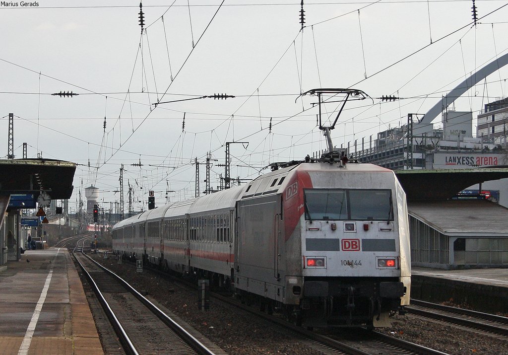 der IC2116 nach Stralsund mit Schublok 111 144 (Herta BSC) bei der Durchfahrt von Kln Messe/Deutz 27.12.09