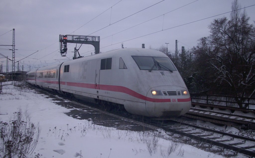 Der ICE 1 401 001-3 heizt durch den Bahnhof Uelzen. (05.01.10)