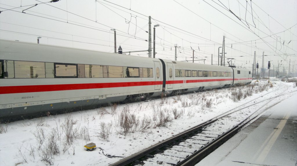 Der ICE 1 ist abfahrbereit fr die Rangierfahrt in die Abstellanlage. Leipzig Hbf - 21.12.2010 (c) by Vico Schulze