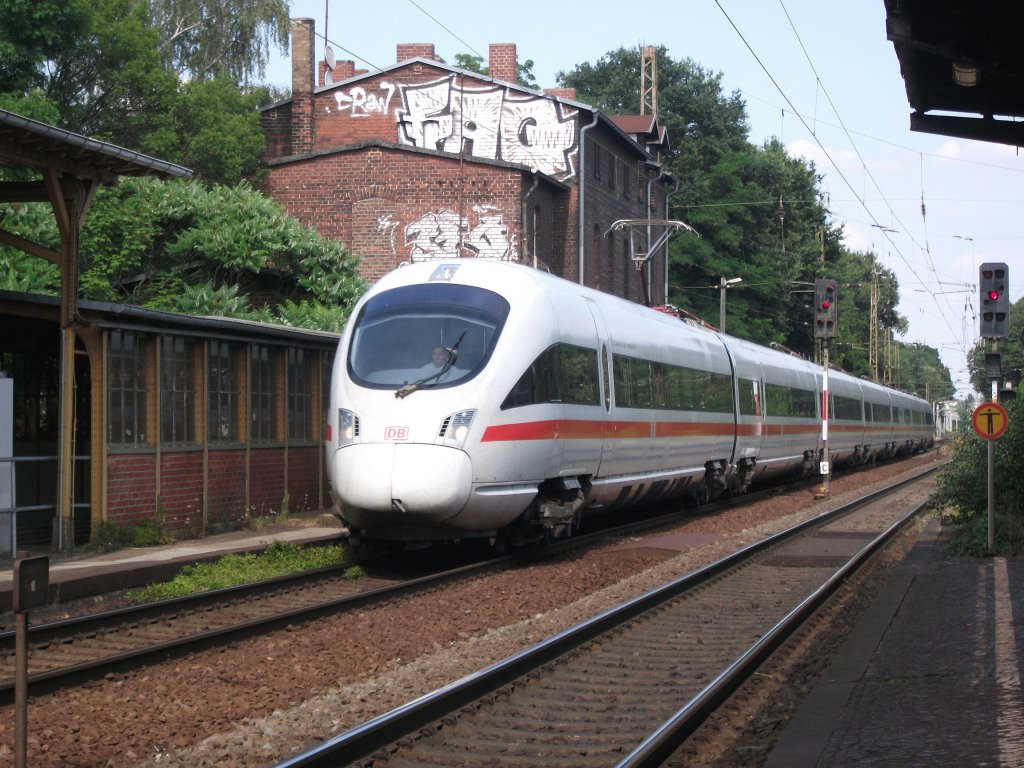 Der ICE 1213 nach Mnchen Hbf durchfuhr am 26.7.10 Leipzig-Leutzsch in Richtung Naumburg(S).