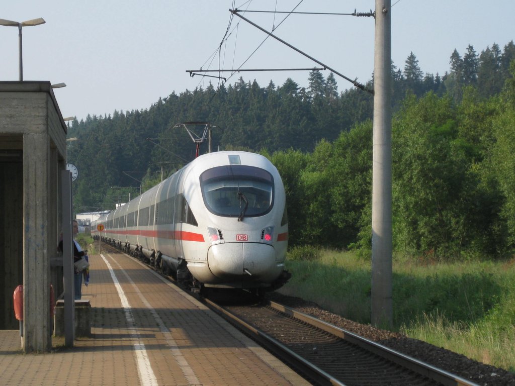 Der ICE 1503 durchfuhr am 25.6.10 den Bahnhof Stockheim(Oberfr) in Richtung Kronach.