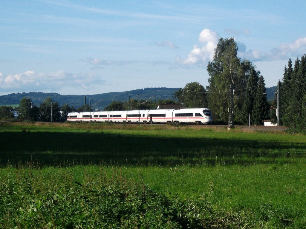 Der ICE 1504 nach Hamburg-Altona am 31.8.10 bei Halach(b. Kronach).