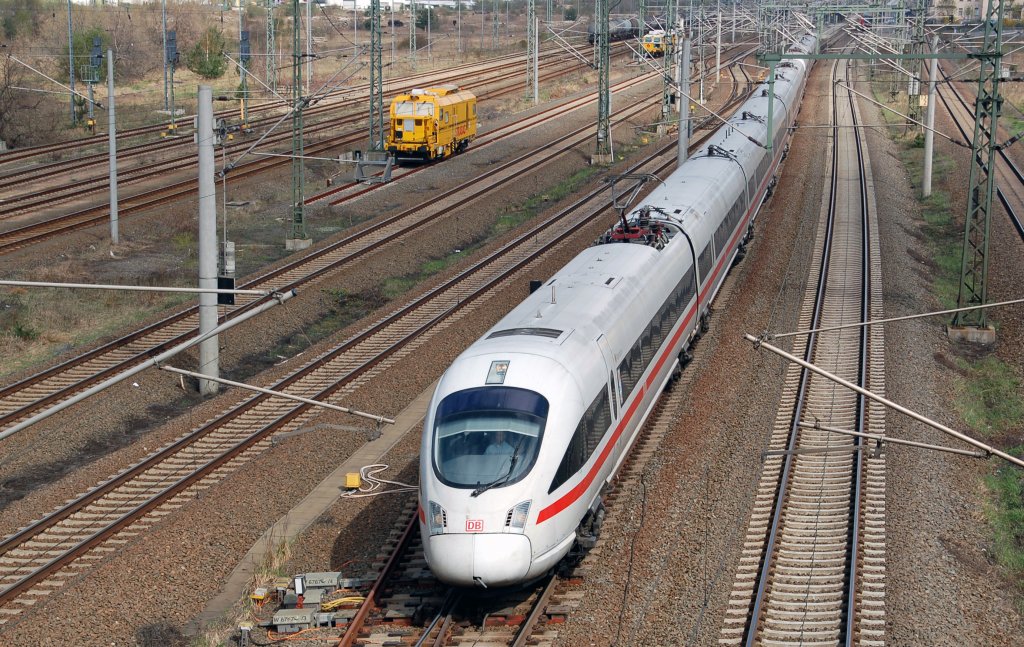 Der ICE 1509 hat am 09.04.11 den Bahnhof Bitterfeld verlassen und f�hrt nun seinem n�chsten Ziel Halle(S) entgegen.