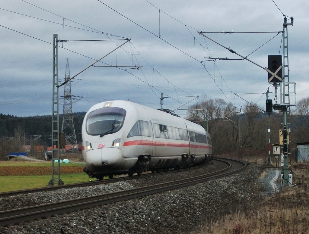 Der ICE 1509 nach Mnchen Hbf ist am 03.Januar 2011 bei Gundelsdorf unterwegs. 